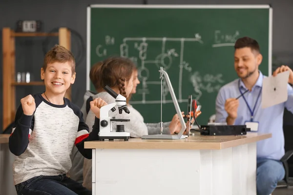 Pupils Physics Lesson Classroom — Stock Photo, Image