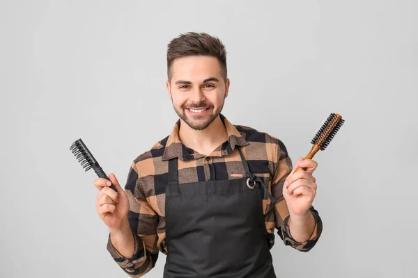 Male Hairdresser Grey Background — Stock Photo, Image