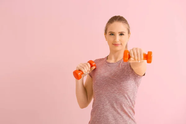 Sportowa Młoda Kobieta Trening Hantlami Tle Koloru — Zdjęcie stockowe