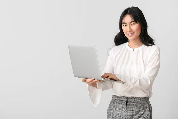 Secretária Asiática Bonita Com Laptop Fundo Luz — Fotografia de Stock