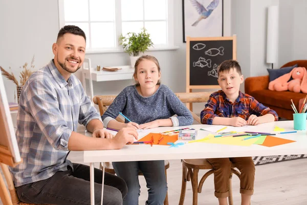 Drawing Teacher Giving Private Lessons Home — Stock Photo, Image