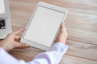 Tablet bilgisayarı olan genç bir kadın, yakın plan.