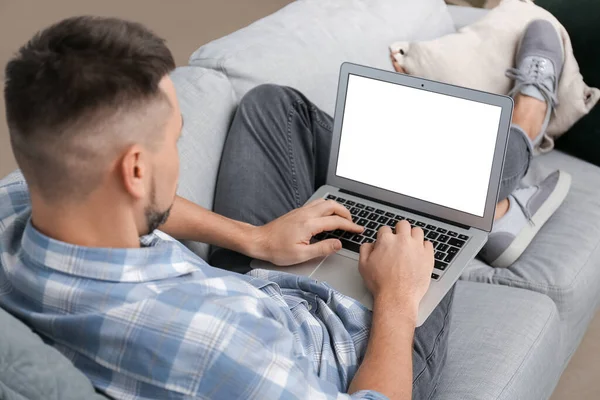 Bonito Homem Com Laptop Casa — Fotografia de Stock