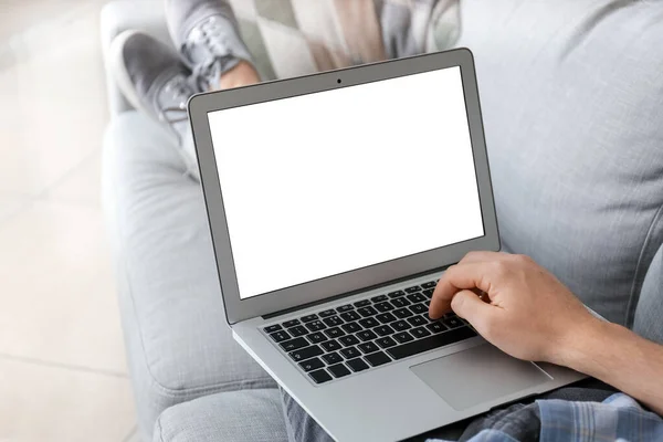 Przystojny Facet Laptopem Domu — Zdjęcie stockowe