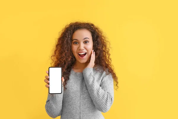 Överraskad Ung Afro Amerikansk Kvinna Med Mobiltelefon Färg Bakgrund — Stockfoto