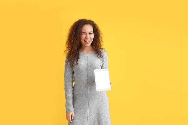 Beautiful Young African American Woman Tablet Computer Color Background — Stock Photo, Image