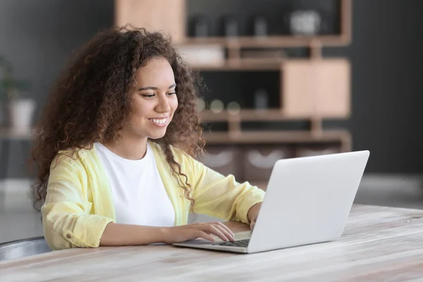 Young African American Woman Laptop Table — Stock Photo, Image