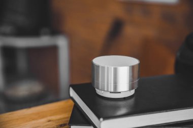 Kitapları odada olan akıllı ev asistanı aygıtı