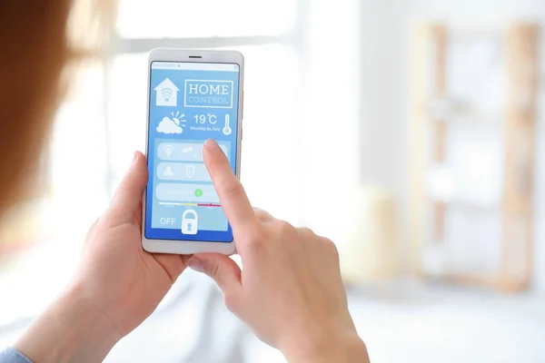 Woman Using Application Smart Home Automation — Stock Photo, Image