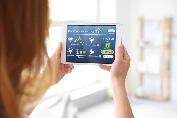 Woman Using Application Smart Home Automation — Stock Photo, Image