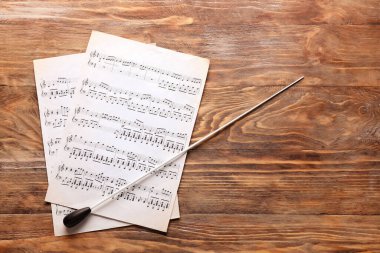 Tahta arka planda notlar ve kondüktör çubuğu