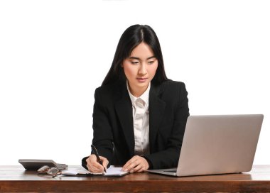 Masadaki güzel Asyalı sekreter beyaz arka plana karşı