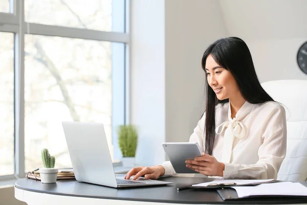 Hermosa Secretaria Asiática Trabajando Oficina — Foto de Stock