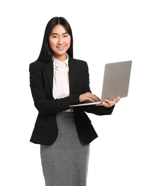 Secretária Asiática Bonita Com Laptop Fundo Branco — Fotografia de Stock