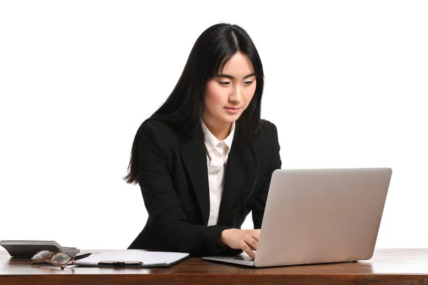 Vacker Asiatisk Sekreterare Vid Bordet Mot Vit Bakgrund — Stockfoto