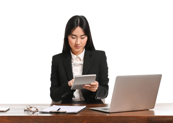 Mooie Aziatische Secretaresse Aan Tafel Tegen Witte Achtergrond — Stockfoto