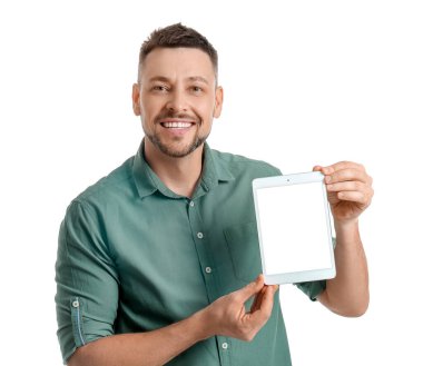 Beyaz arkaplanda tablet bilgisayarı olan yakışıklı bir adam.