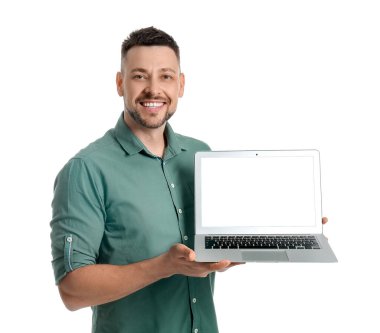 Beyaz arka planda dizüstü bilgisayar ile Yakışıklı adam