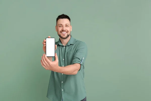 携帯電話を持つハンサムな男の色の背景 — ストック写真