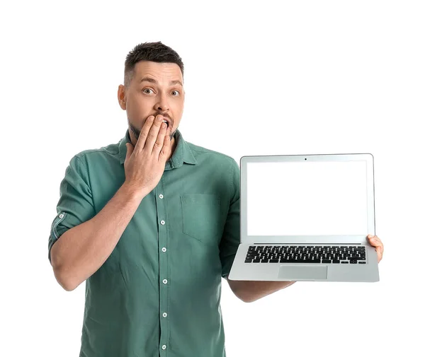 Terkejut Pria Dengan Laptop Latar Belakang Putih — Stok Foto