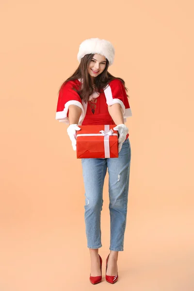 Красивая Молодая Женщина Одетая Санта Подарком Цветном Фоне — стоковое фото