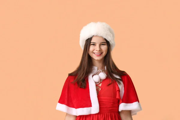 打扮成圣诞老人的年轻貌美的女人 背景是彩色的 — 图库照片