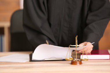 Ofiste evrakları olan kadın yargıç, yakın plan.