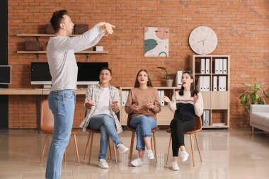 Ofiste sessiz sinema oynayan iş adamları.