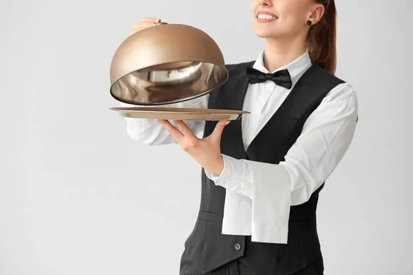 Hermosa Camarera Femenina Con Bandeja Cloche Sobre Fondo Gris — Foto de Stock