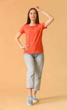 Renkli tişörtlü genç bir kadın.