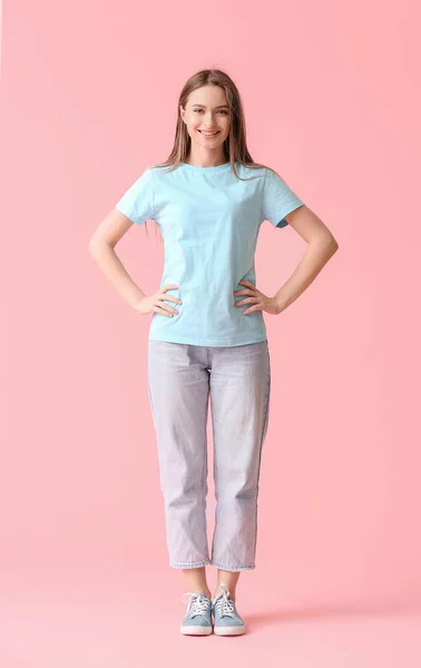 Jonge Vrouw Stijlvolle Shirt Kleur Achtergrond — Stockfoto