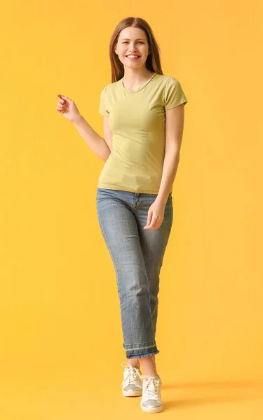 Junge Frau Stylischem Shirt Auf Farbigem Hintergrund — Stockfoto