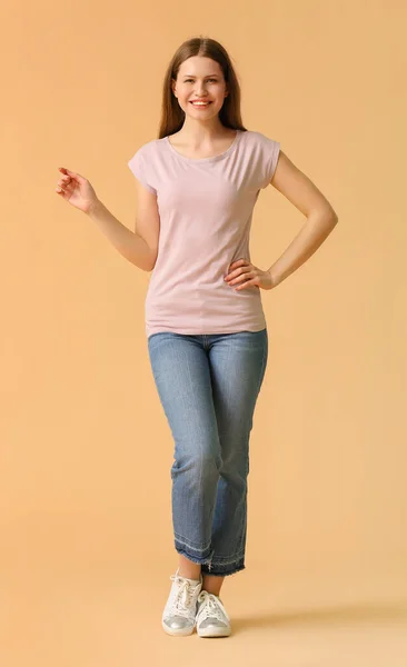 Młoda Kobieta Stylowej Koszulce Tle Koloru — Zdjęcie stockowe