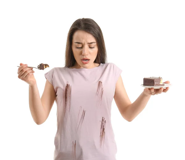 Jovem Mulher Roupas Sujas Comer Bolo Chocolate Fundo Branco — Fotografia de Stock