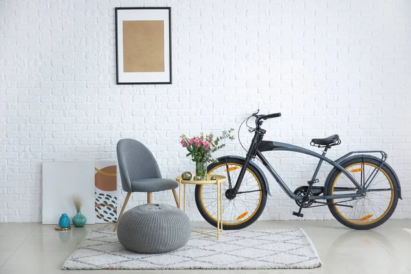 Interior Habitación Moderna Con Silla Cómoda Mesa Bicicleta —  Fotos de Stock