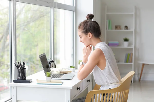 Jonge Vrouw Met Laptop Die Thuis Werkt — Stockfoto