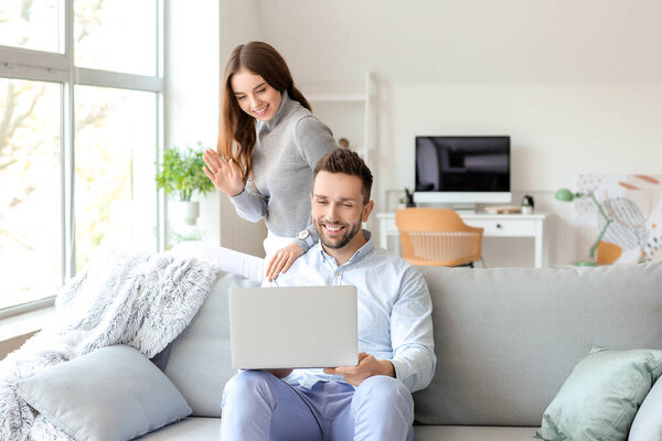 Молодая пара видео чата дома