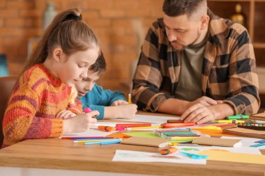 Okulda isteğe bağlı ders veren çizim öğretmeni.