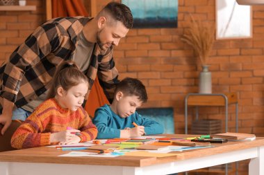 Okulda isteğe bağlı ders veren çizim öğretmeni.