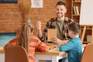 Okulda isteğe bağlı ders veren çizim öğretmeni.