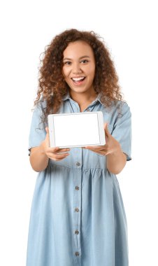 Beyaz arka planda tablet bilgisayarı olan Afro-Amerikalı bir kadın.