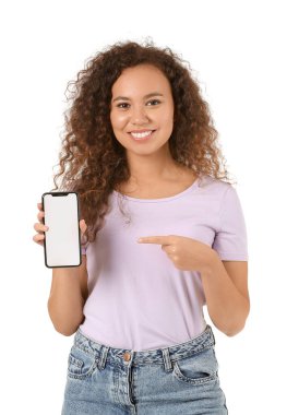 Beyaz arka planda cep telefonu olan Afro-Amerikalı bir kadın.