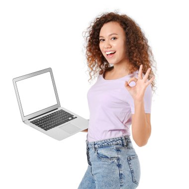 Bilgisayarlı Afro-Amerikalı kadın beyaz arka planda iyi görünüyor.