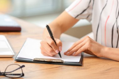 Ofiste çalışan güzel genç sekreter, yakın plan.