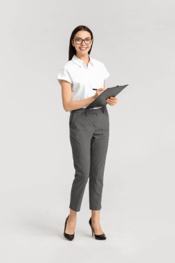 Beyaz arka plan üzerinde güzel genç Sekreteri