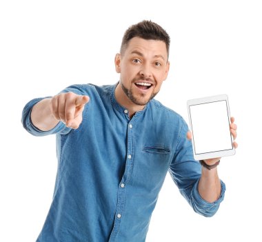 Tablet bilgisayarlı yakışıklı adam beyaz arkaplanda görüntüleyiciyi işaret ediyor