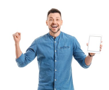 Beyaz arkaplanda tablet bilgisayarı olan mutlu adam
