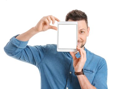 Beyaz arkaplanda tablet bilgisayarı olan yakışıklı bir adam.