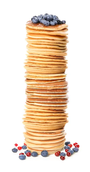 Stapel Smakelijke Pannenkoeken Met Bessen Witte Achtergrond — Stockfoto