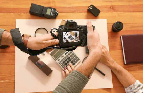 Mentor teaching young photographer in studio